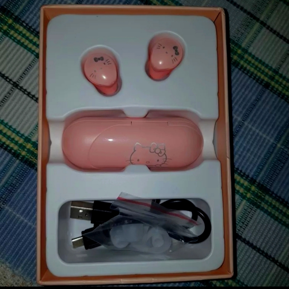 Hello Kitty Earphone
